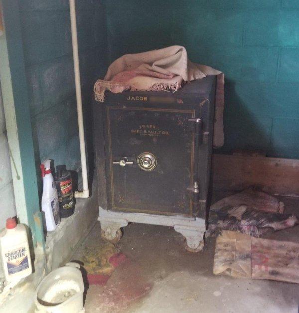 Le murise de curând unchiul, așa că după înmormântare s-au dus în casa bărbatului. În beci, au dat peste un seif. Au avut un adevărat șoc (FOTO) 479427