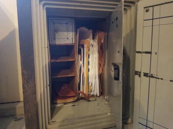 Le murise de curând unchiul, așa că după înmormântare s-au dus în casa bărbatului. În beci, au dat peste un seif. Au avut un adevărat șoc (FOTO) 479428