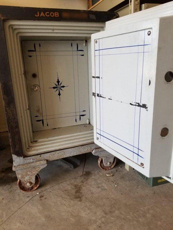 Le murise de curând unchiul, așa că după înmormântare s-au dus în casa bărbatului. În beci, au dat peste un seif. Au avut un adevărat șoc (FOTO) 479429