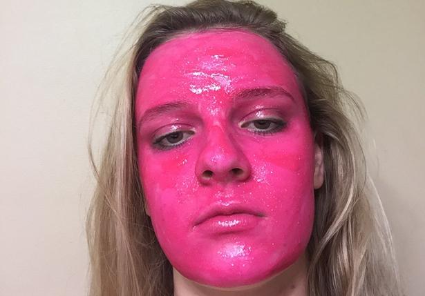 Și-a aplicat pe față o vopsea, despre care citise că poate fi înlăturată prin spălare. Doar că adevărul a fost altul. Cum arată acum femeia (FOTO) 479445