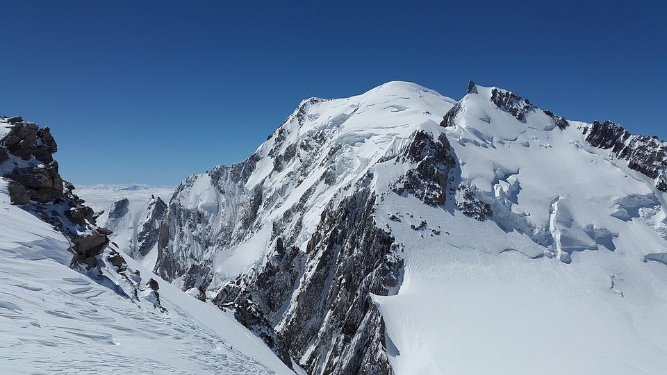 Un alpinist român a murit în timp ce cobora de pe vârful Mont Blanc, din Franța 479566