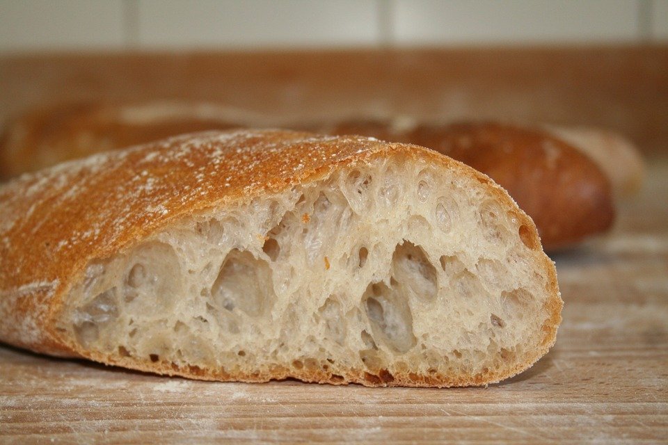 De ce trebuie să renunți la pâinea albă cât mai curând. Riscurile la care te expui când o consumi!