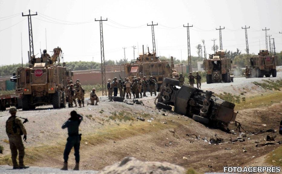 Militar român, mort în Afganistan. Imagini surprinse la scurt timp după atentatul sinucigaș asupra convoiului NATO