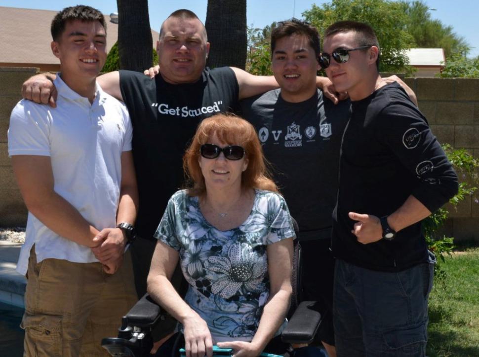 Rămăsese paralizată în urma unui accident. Într-o noapte a văzut că, după ce toată lumea adoarme, soțul său se duce în garaj. S-a decis într-una din seri să se ia după el. Când a văzut ce făcea bărbatul, a izbucnit în lacrimi 479645