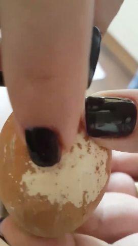 A cumpărat un carton de ouă dintr-un mare lanț de magazine. Șocul pe care l-a avut femeia când a ajuns acasă cu ele. ”Așa ne îmbolnăvim și nu știm de unde”. Reacția Kaufland 479927