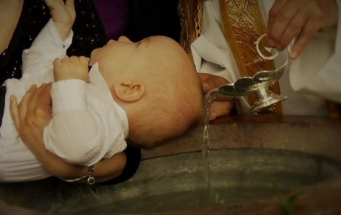 Bebeluş mort la scurt timp după botez. Cum explică Mitropolia scufundarea de trei ori în cristelniţă 