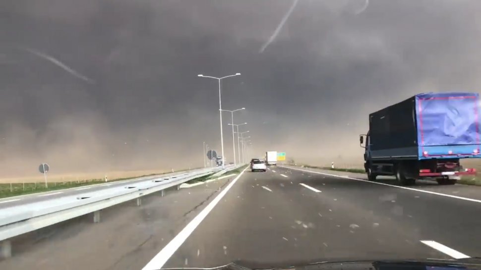 Noi imagini îngrozitoare cu furtuna care a devastat vestul țării. Un român a filmat dezlănțuirea incredibilă a naturii - VIDEO