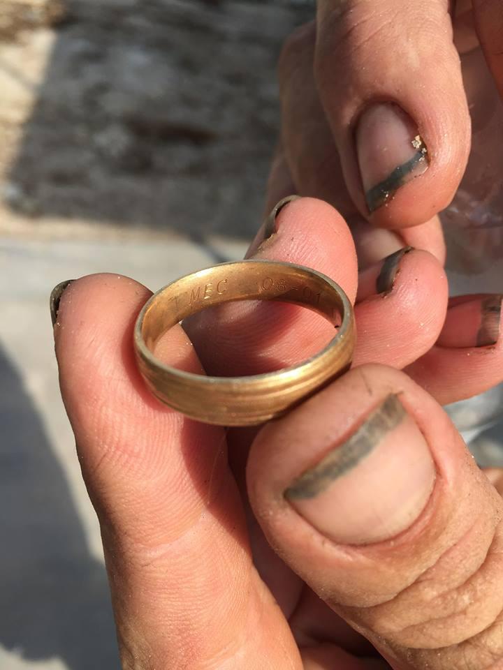 A găsit această verighetă după ce uraganul Irma a trecut prin Florida! Povestea ei este impresionantă! 480131