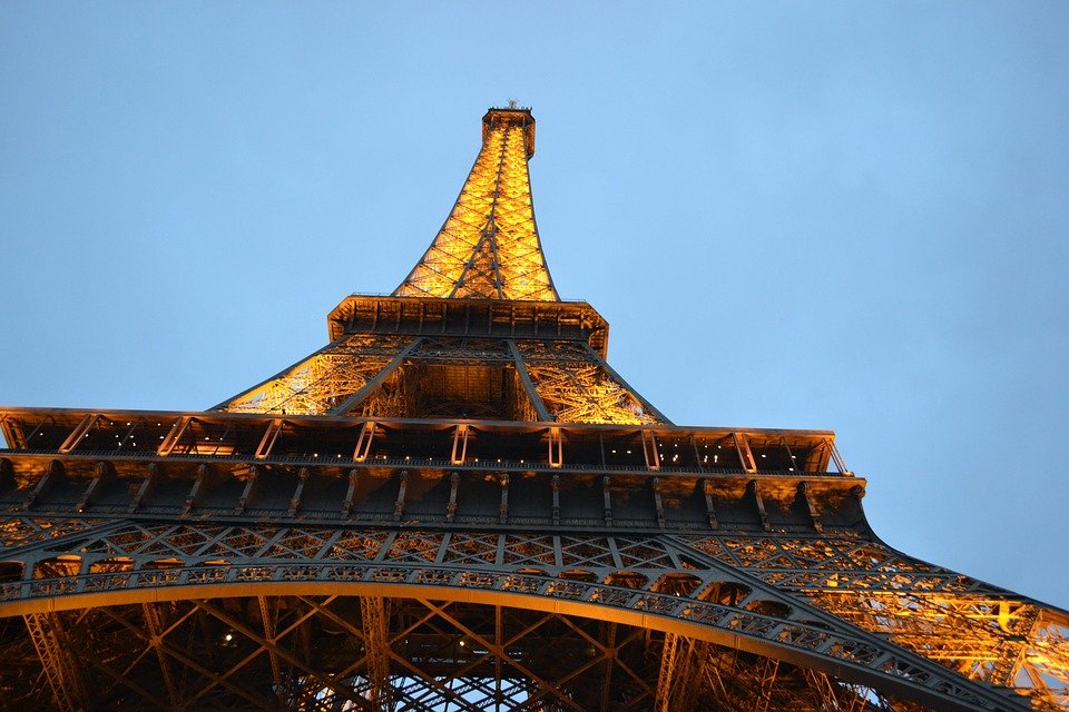 Autorităţile franceze încep construcţia unui perete de sticlă, rezistent la gloanţe, în jurul Turnului Eiffel