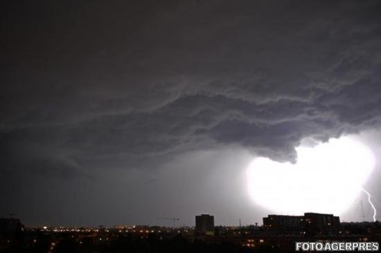 Fenomene meteo extreme anunţate în Bucureşti. Gabriela Firea cere măsuri