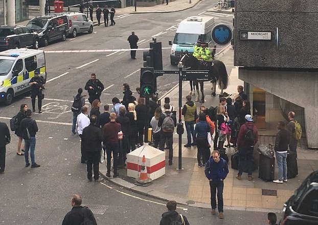 Alertă la Londra! Șase străzi sunt închise după ce a fost găsit un pachet suspect 