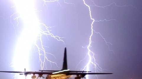 Alertă pe Aeroportul Otopeni. Mai multe avioane nu pot ateriza din cauza furtunii