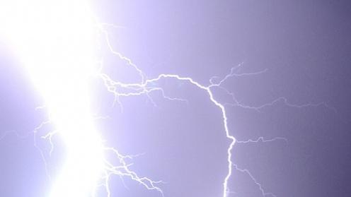 Furtuna a făcut primele victime în Vaslui. Un bărbat a murit, iar o femeie este în stare gravă, după ce au fost loviţi de fulgere 480428