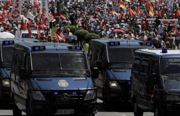 Scandal în Spania. Mii de catalani au ieșit în stradă pentru a protesta împotriva arestării unor oficiali regionali în legătură cu referendumul