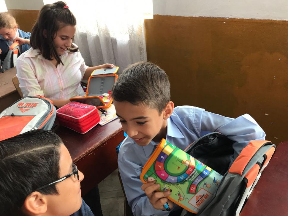 1.100 de elevi din 11 județe din România au început școala cu ghiozdane complet echipate prin campania „Lăsați-mă să învăț“   480629