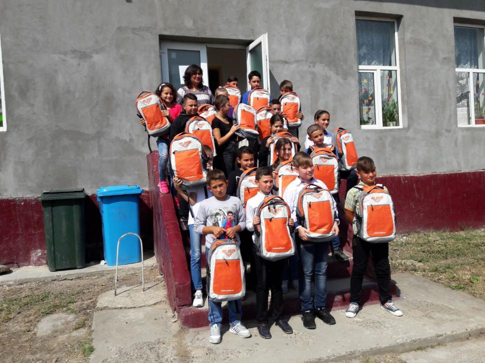 1.100 de elevi din 11 județe din România au început școala cu ghiozdane complet echipate prin campania „Lăsați-mă să învăț“   480630