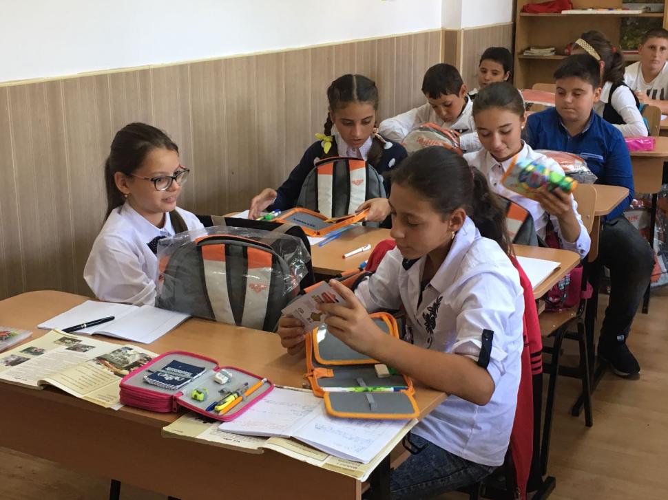 1.100 de elevi din 11 județe din România au început școala cu ghiozdane complet echipate prin campania „Lăsați-mă să învăț“   480631