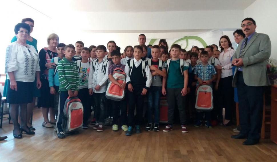 1.100 de elevi din 11 județe din România au început școala cu ghiozdane complet echipate prin campania „Lăsați-mă să învăț“   480632