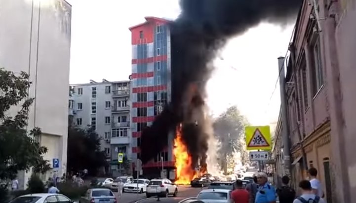 Incendiu puternic în Rusia. Flăcările au distrus un hotel de 10 etaje. Mai multe persoane au murit - VIDEO