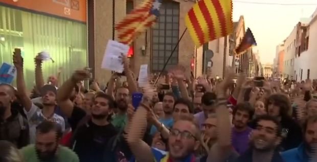 Proteste uriașe ale susținătorilor referendumului din Catalonia. Zeci de mii de oameni au ieșit pe străzile din Barcelona. VIDEO