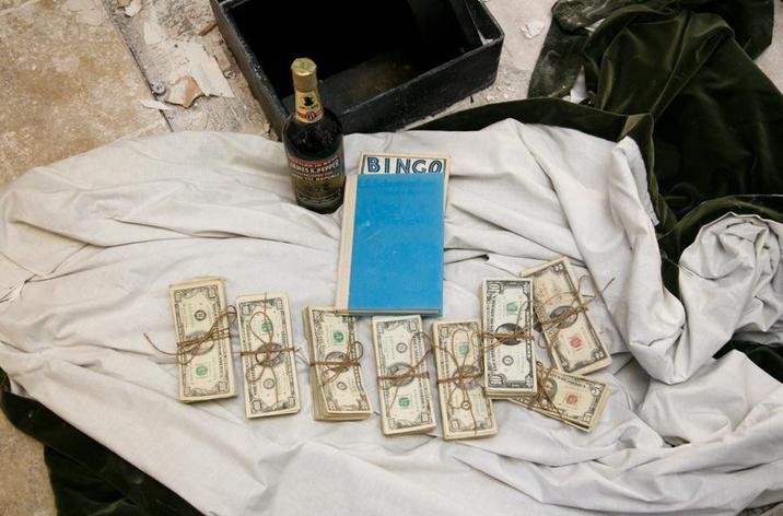 Renovau bucătăria, când au găsit un seif în perete. Și-au dat seama imediat că au scăpat de grija zilei de mâine. Ce era înăuntru 480554