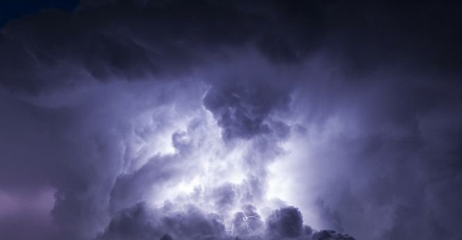 Rupere de nori în Vrancea şi Dâmboviţa. Mii de gospădării, fără curent electric în urma furtunii
