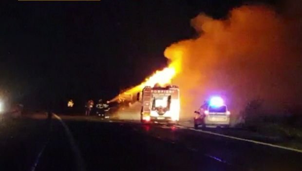 Situație gravă. Camion în flăcări pe autostrada București-Pitești. VIDEO