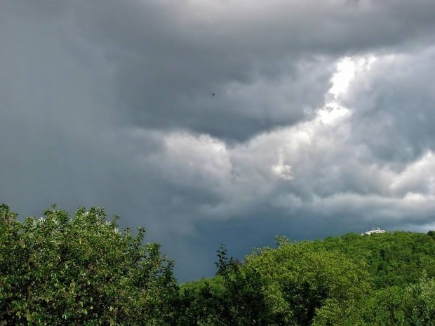 Meteorologii au transmis o avertizare cod portocaliu de ploi, descărcări electrice şi vânt puternic. Ce zone din ţară sunt afectate