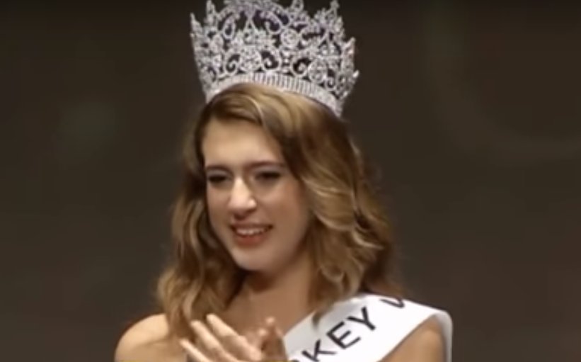 Miss Turcia a rămas fără titlu din cauza unei postări neinspirate pe Twitter