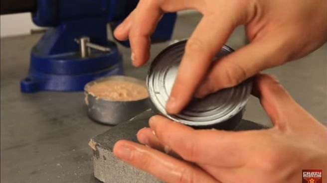 Cum să deschizi o cutie de conserve, dacă nu ai o ustensilă specială - VIDEO