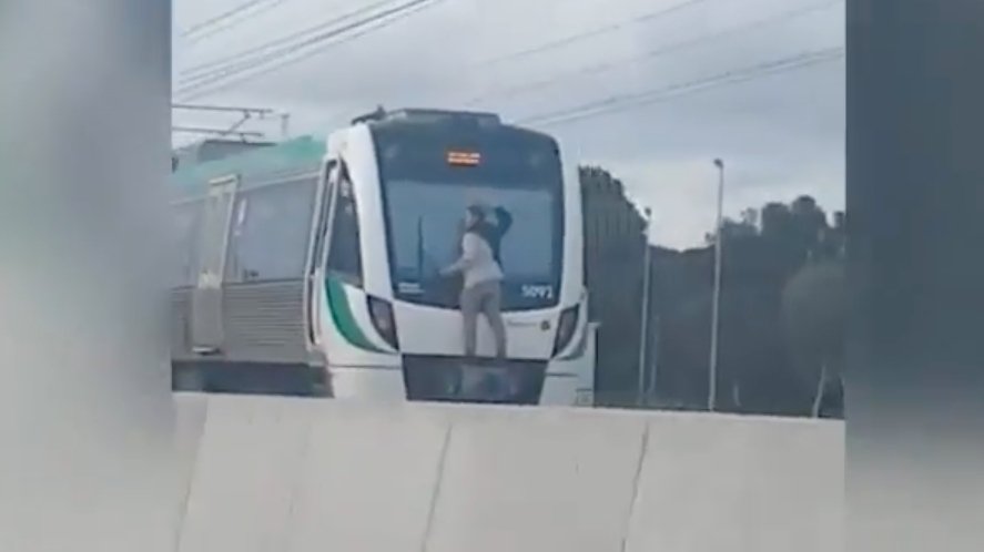 Călătorie periculoasă. Un bărbat mers agăţat de tren, la 110 km/oră - VIDEO