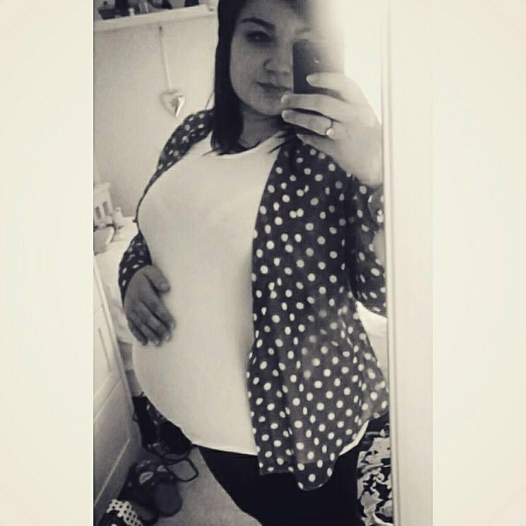 S-a îndrăgostit de un tânăr de 21 de ani, iar după doar patru luni, adolescenta de 16 ani a rămas însărcinată. S-a mutat în casa iubitului și era fericită. Într-o zi, când făcea curat, a făcut o descoperire șocantă în dulapul bărbatului 481127