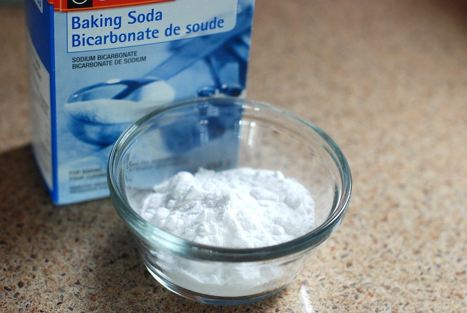Te speli pe dinţi cu sare sau bicarbonat de sodiu? Uite cât de periculos poate fi