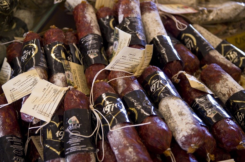 Aproape jumătate dintre semipreparatele din carne de pe piaţa românească nu sunt ceea ce scrie pe etichetă! Câtă carne are de fapt un salam