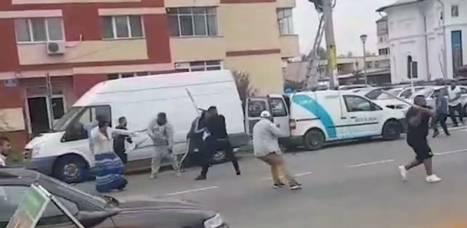 EXCLUSIV. Bătaie cu bâte și săbii în plină stradă în județul Argeș - VIDEO