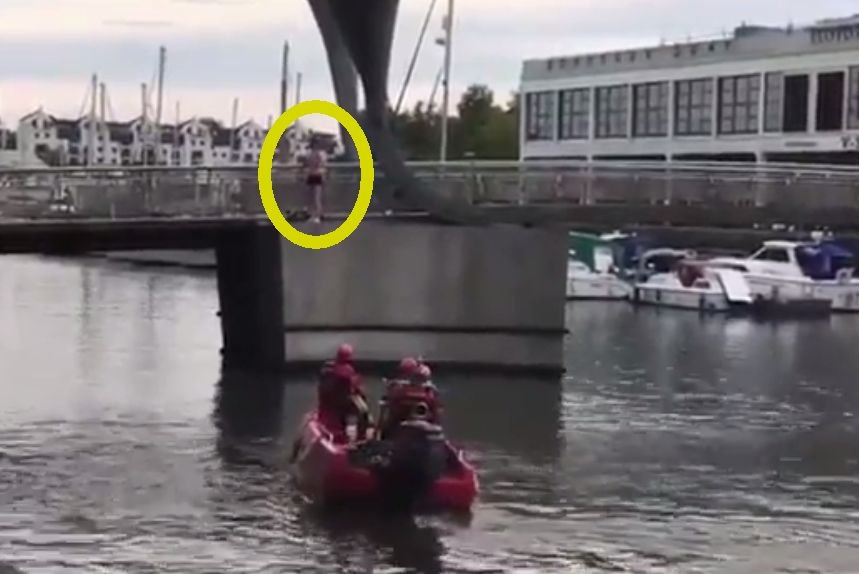 Imagini ireale filmate în Marea Britanie! Un român amenință disperat că se aruncă de pe pod, iar zeci de britanici îl încurajează să sară!