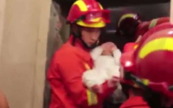 Pompierii au fost chemați la o altfel de misiune. O femeie a rămas blocată în lift împreună cu bebelușul său. Când salvatorii au sosit la fața locului, au încremenit (VIDEO ȘOCANT)