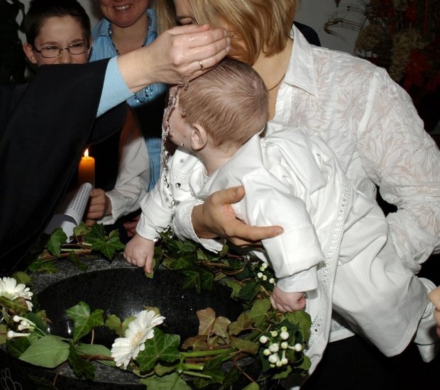 Reacția Patriarhiei după ce un preot a impus o donație pentru Catedrala Neamului unor părinți care voiau să-și boteze copilul 