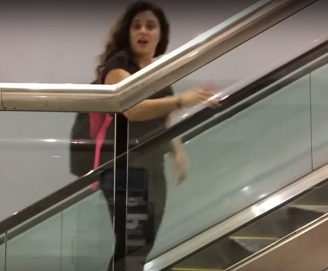 A pierdut avionul, așa că femeia a luat o decizie incredibilă. Ce a făcut pe aeroport a devenit viral (VIDEO) 