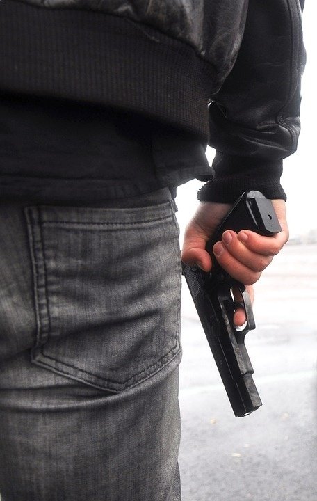 Alertă în Mare Britanie. Poliţia caută un bărbat ce ar fi pătruns înarmat într-o creşă din Liverpool