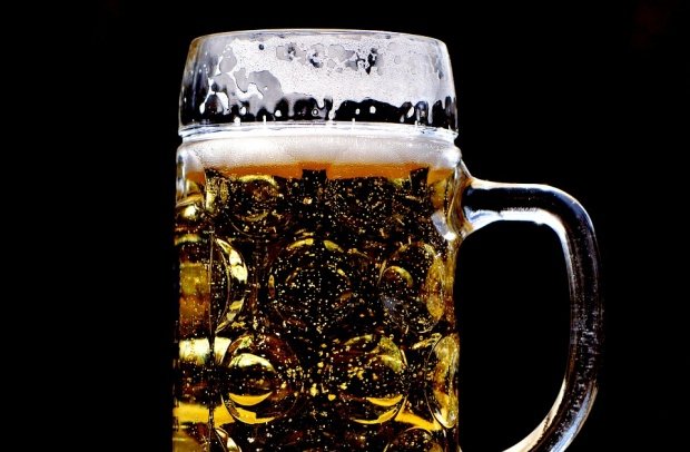 De ce ar trebui să bei berea din pahar, nu din sticlă. Trucul de care nu ți-a spus nimeni