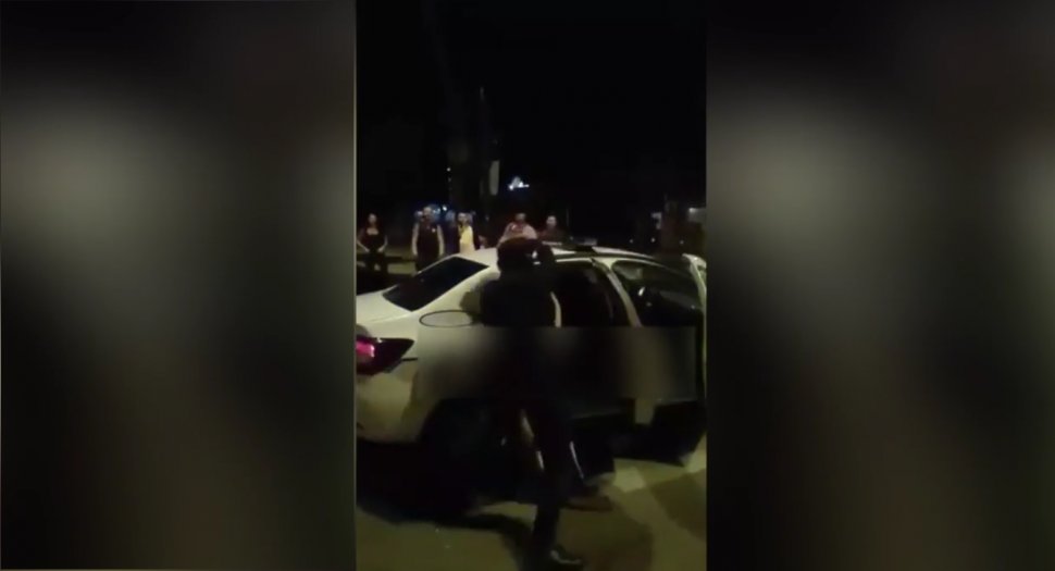 Imagini halucinante în centrul Piteştiului! Un tânăr gol pușcă a luat la palme un polițist - VIDEO