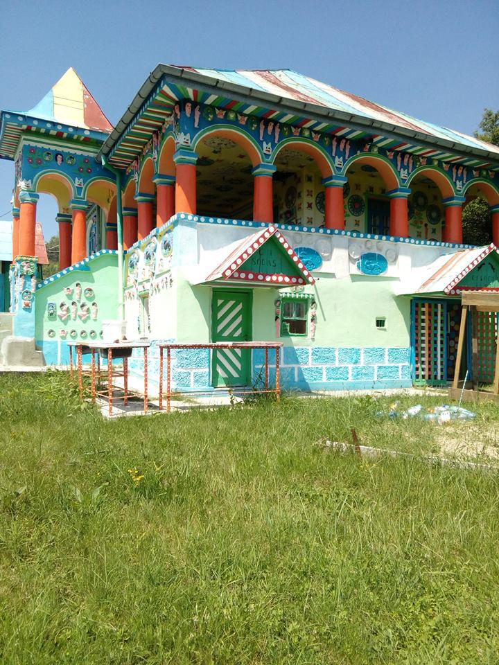 O casă dintr-o comună vâlceană este unică în lume. De ce arată așa și cine este proprietarul 482164