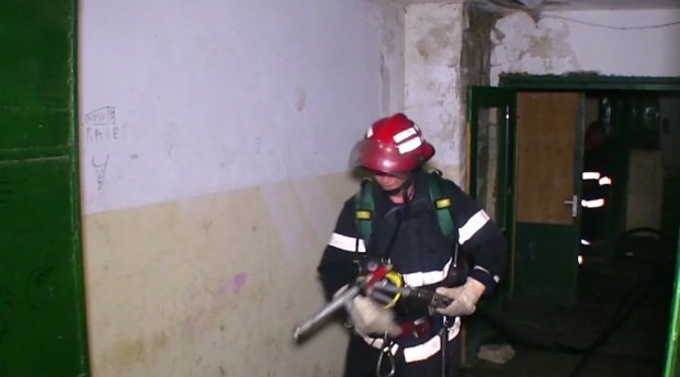 Incendiu puternic într-un bloc din Sibiu. Cel puțin 15 persoane au fost evacuate