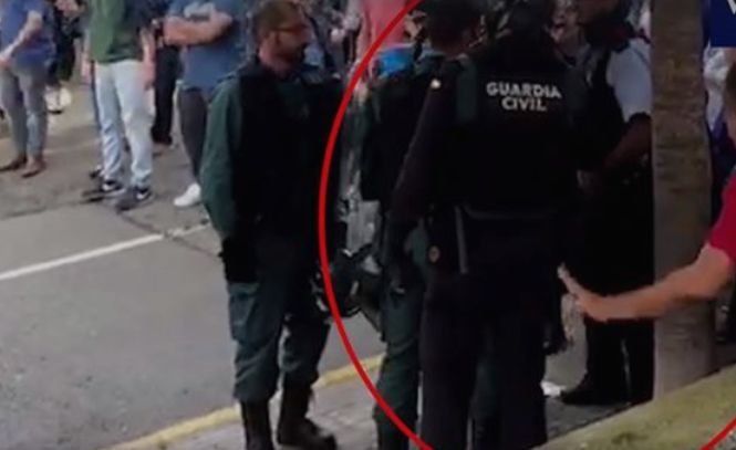 Moment uluitor în Barcelona. Poliţiștii spanioli au bruscat un poliţist catalan. Iată reacţia localnicilor - VIDEO
