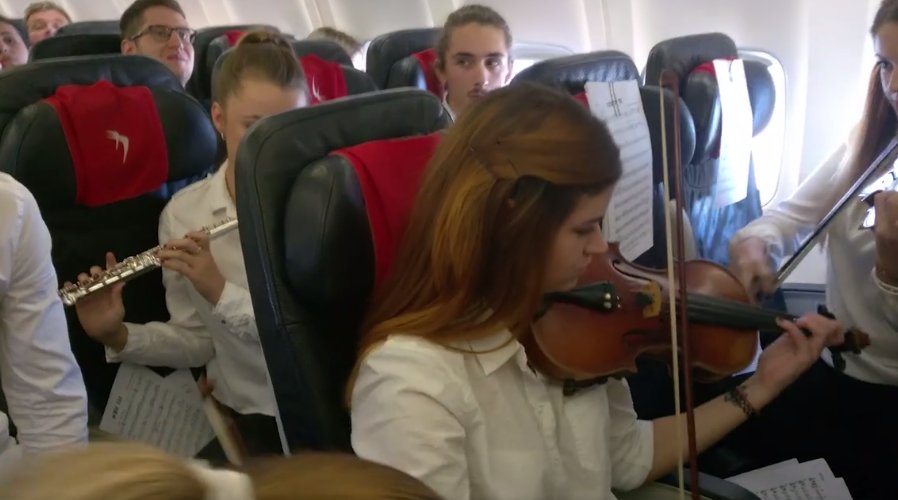 Concert la înălţime! Opt studenți din Cluj au cântat în avion - VIDEO