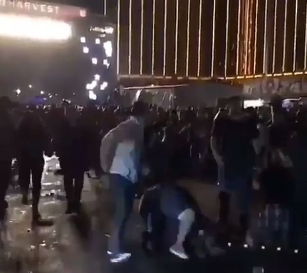 Focuri de armă în Las Vegas! Imagini șocante cu oameni fugind, pe fundalul zgomotelor produse de o armă automată