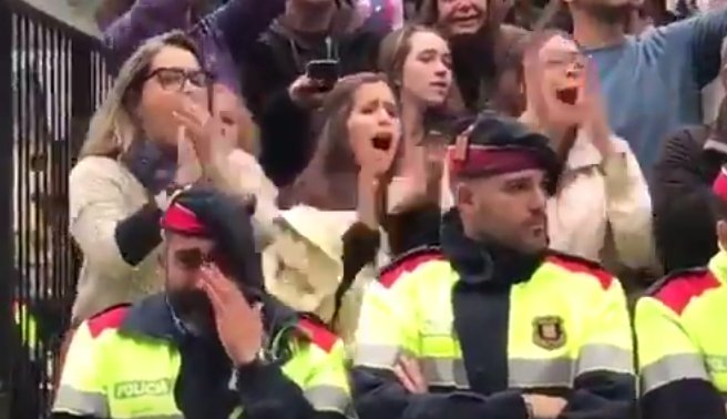 Imagini emoţionante după referendumul din Catalonia. Poliţiştii care au făcut scut uman au izbucnit în plâns - VIDEO