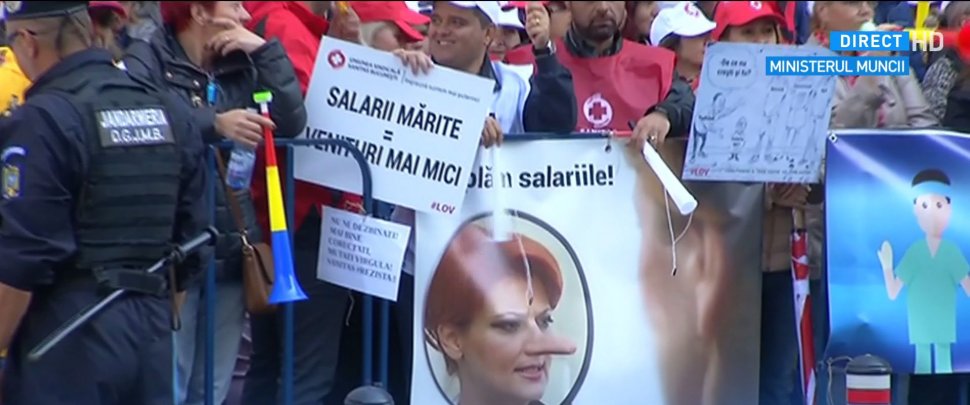 Sindicaliștii din Sănătate au protestat la Ministerul Muncii, amenințând cu greva generală: ”Salarii mărite = venituri mai mici”