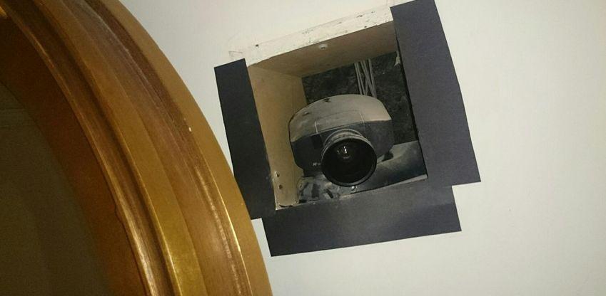 A închiriat un apartament, dar într-o zi a observat ceva ciudat în oglinda din casă. A dat-o la o parte, dar a încremenit. „Doamne, nu se poate așa ceva!” (FOTO)   483035